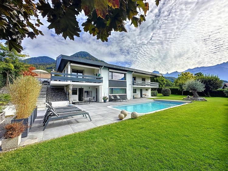 Villa individuelle d'architecte de 8.5 pièces avec piscine