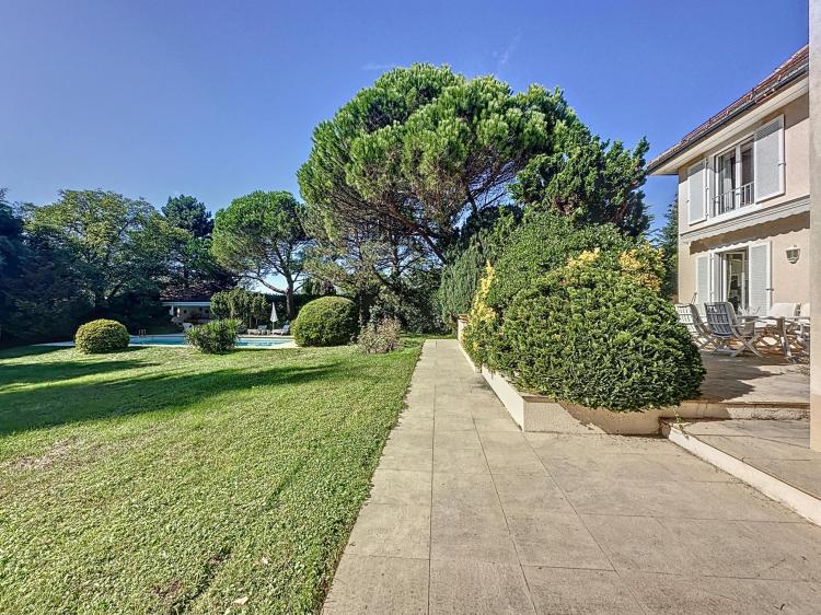 Élégante villa individuelle de 11 pièces avec piscine.