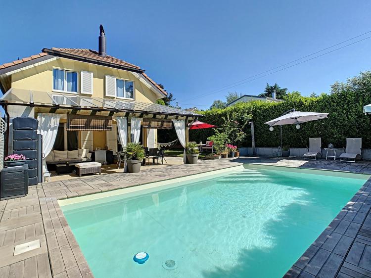 Belle villa mitoyenne par le garage avec piscine 