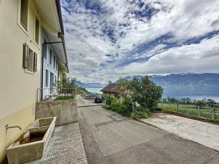 Villa moderne avec vue imprenable sur le lac et les Alpes