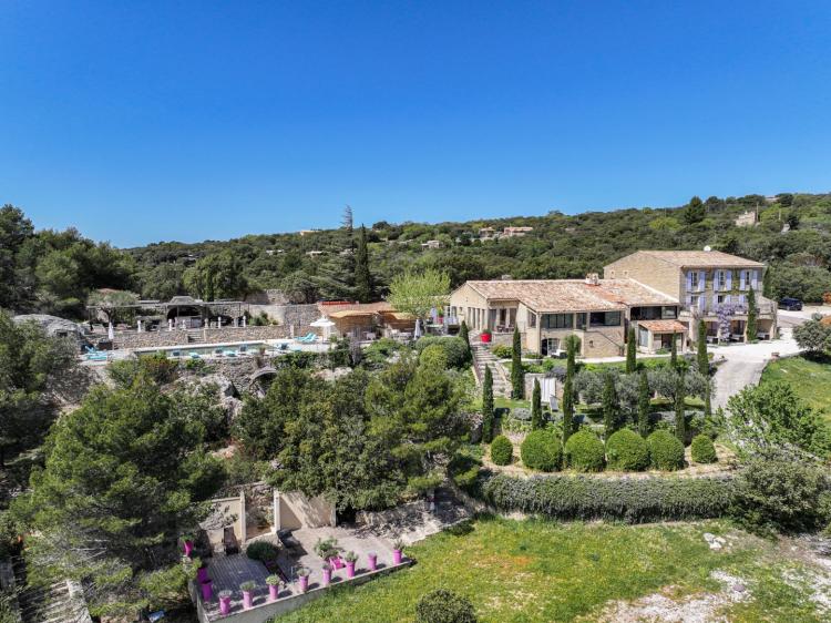 Gordes : Hôtel mas en pierre - 17 chambres - piscine chauffée - spa - parc de 1,3 ha - vue panoramique