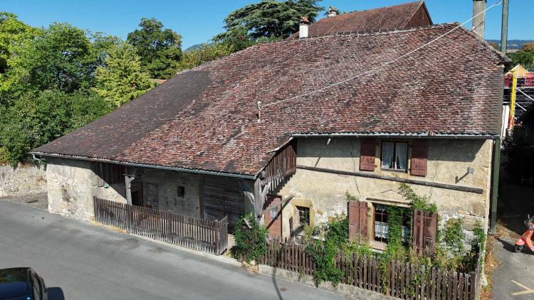 Ferme villageoise de caractère à réinventer au cœur d’Areuse