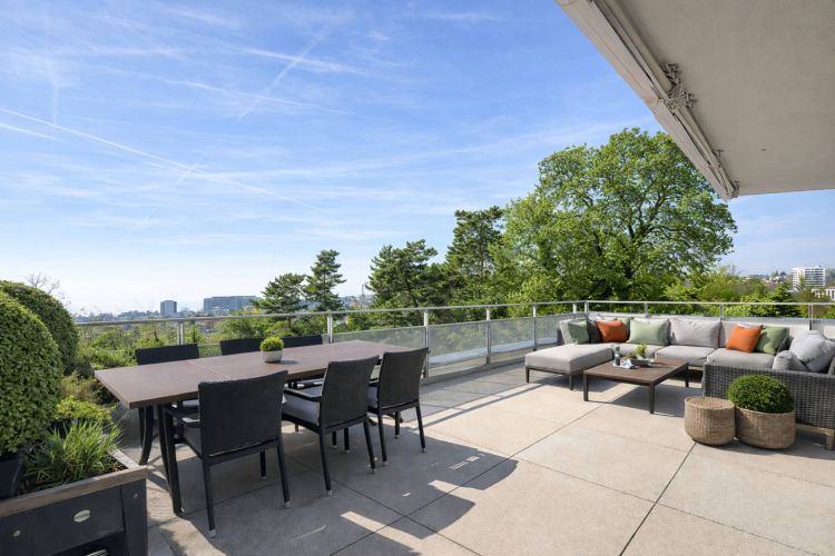 Elégant attique contemporain de 6.5 pièces à un instant du quartier de Chailly