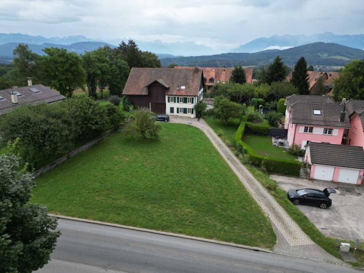 Terrain à bâtir ou maison à rénover au coeur de Savigny