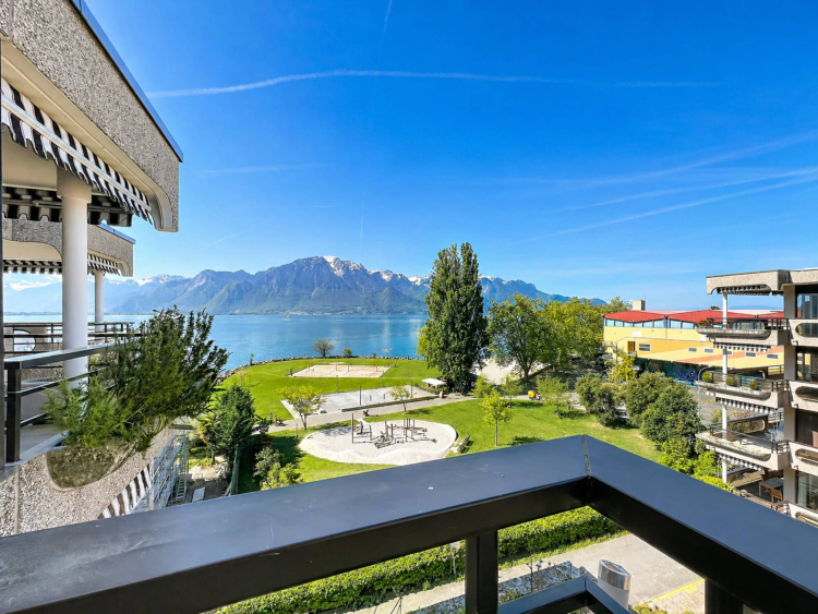 Attique de 2,5 pièces avec grand balcon et vue lac