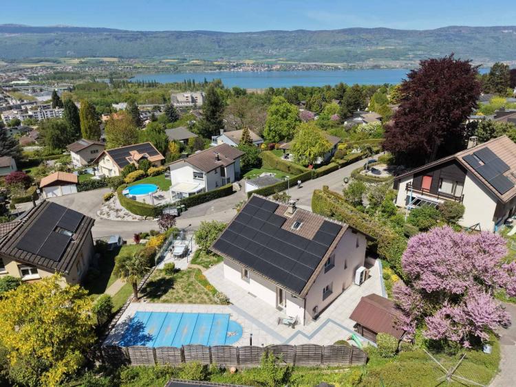 Villa individuelle avec piscine dans quartier résidentiel