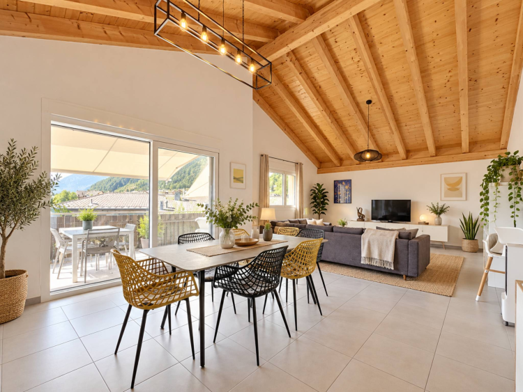 Au dernier étage, magnifique appartement de 4,5 pièces avec vue sur les montagnes